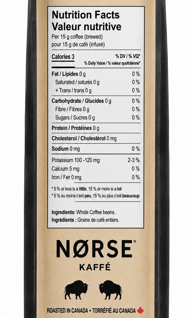 Le dos du sachet Primaeval Blend : valeur nutritive pour 15 g de café infusé — 3 calories ; 0 g de lipides, de glucides et de protéines ; 0 mg de cholestérol et de sodium ; potassium 100–120 mg ; calcium 5 mg. Ingrédients : grains de café entiers. En dessous, la marque NORSE Kaffé, deux bisons, et Torréfié au Canada.